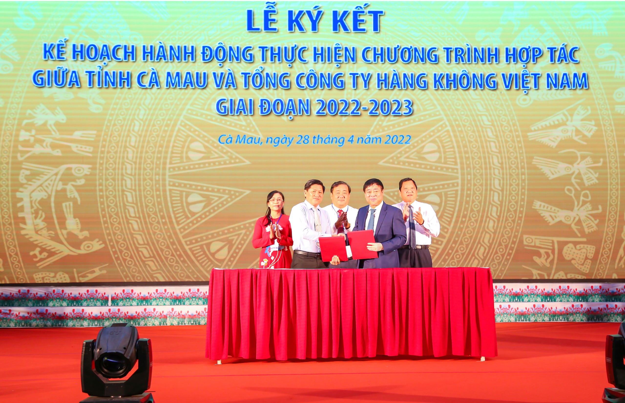 Vietnam Airlines và tỉnh Cà Mau đã ký kết Kế hoạch hành động thực hiện chương trình hợp tác giữa hai bên